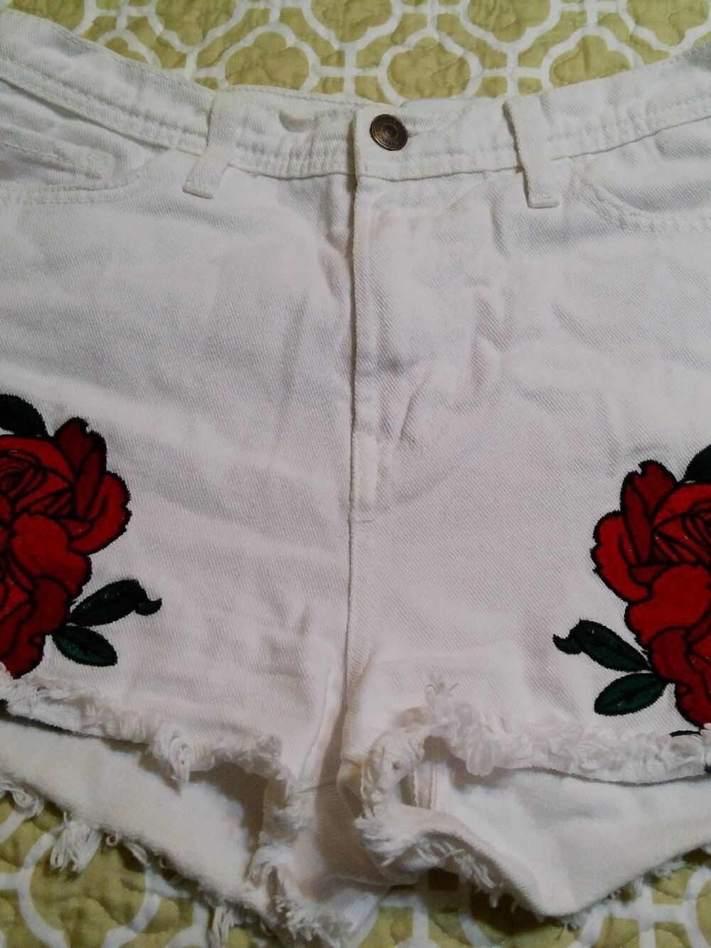 FLYING MONKEY WHITE DENIM SHORTS WITH ROSES GOOD CONDITION  SIZE 29